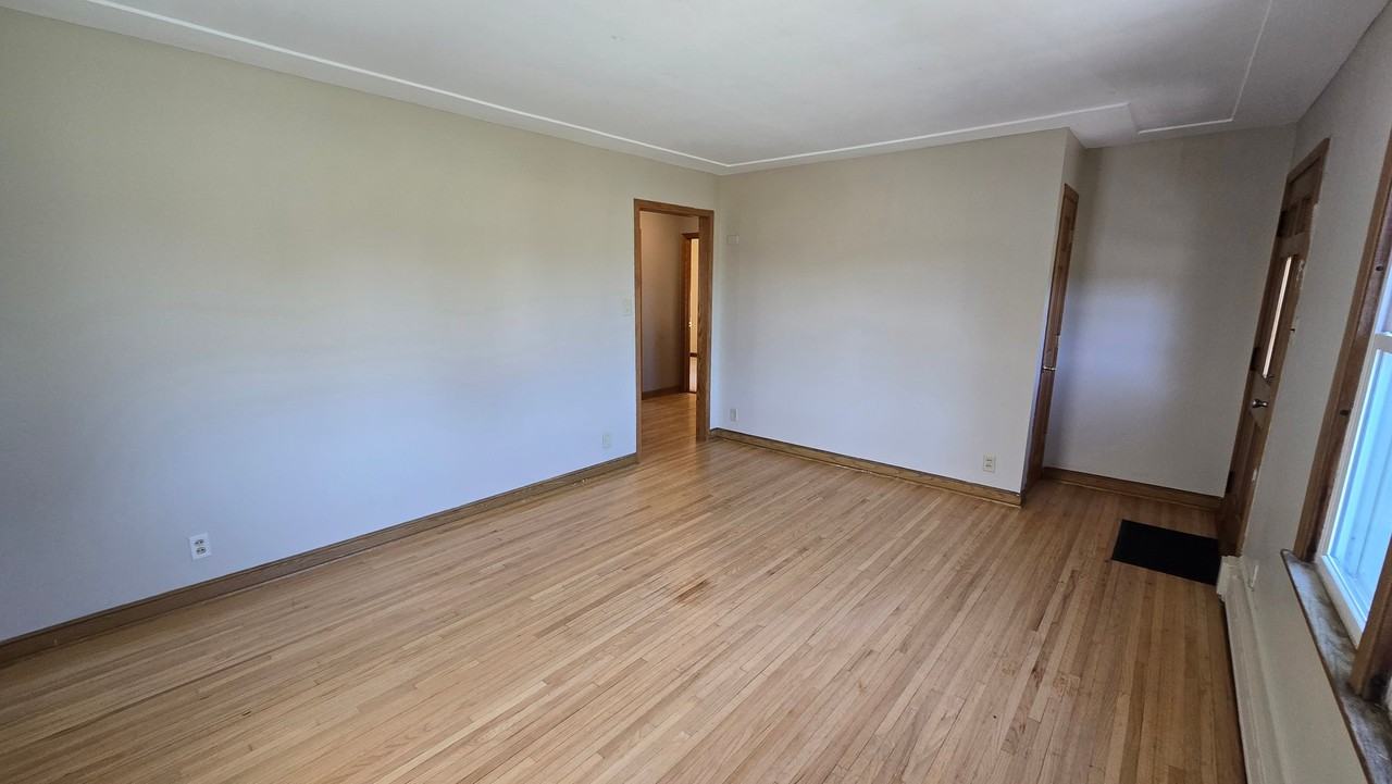 238 Macarthur St E #1 - Photo 3 of 20