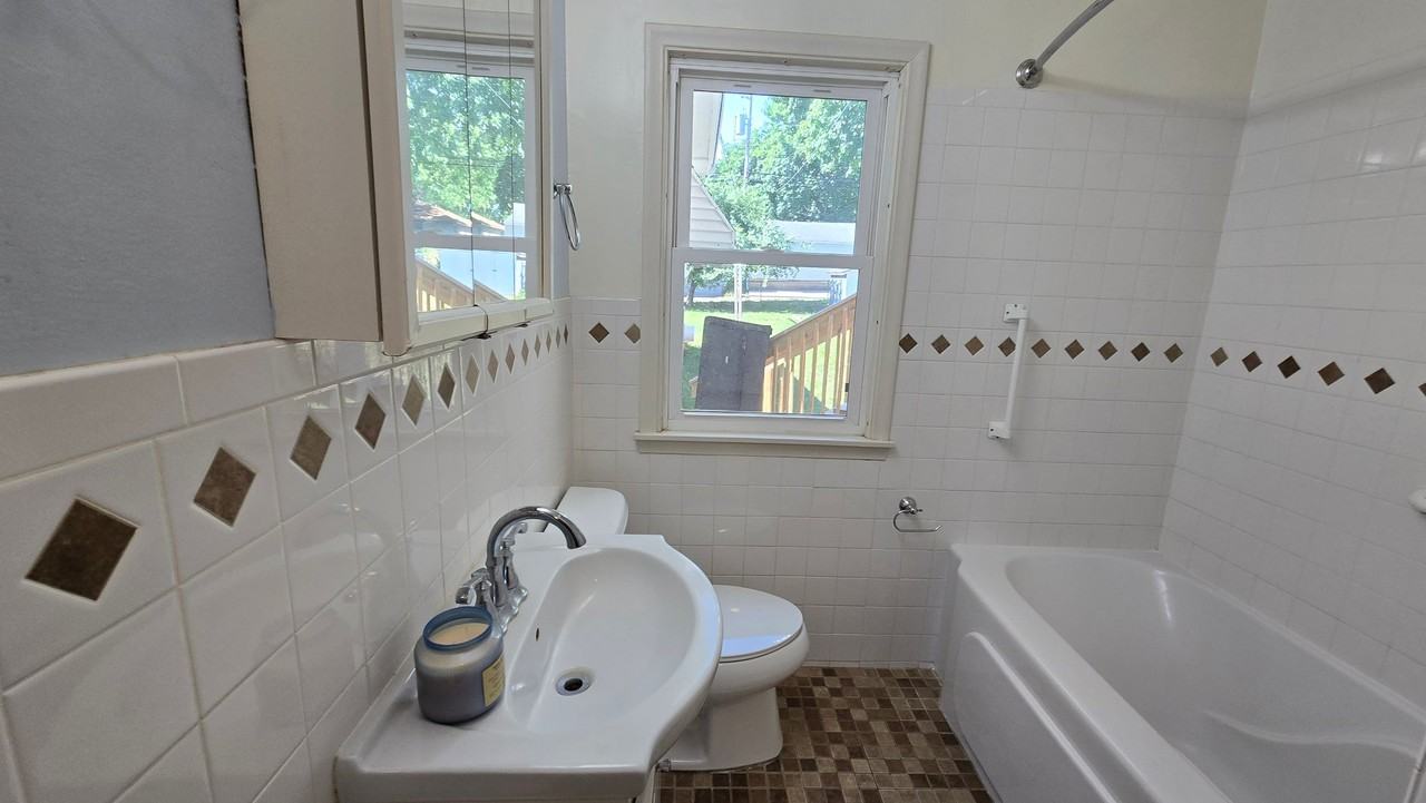 238 Macarthur St E #1 - Photo 6 of 20