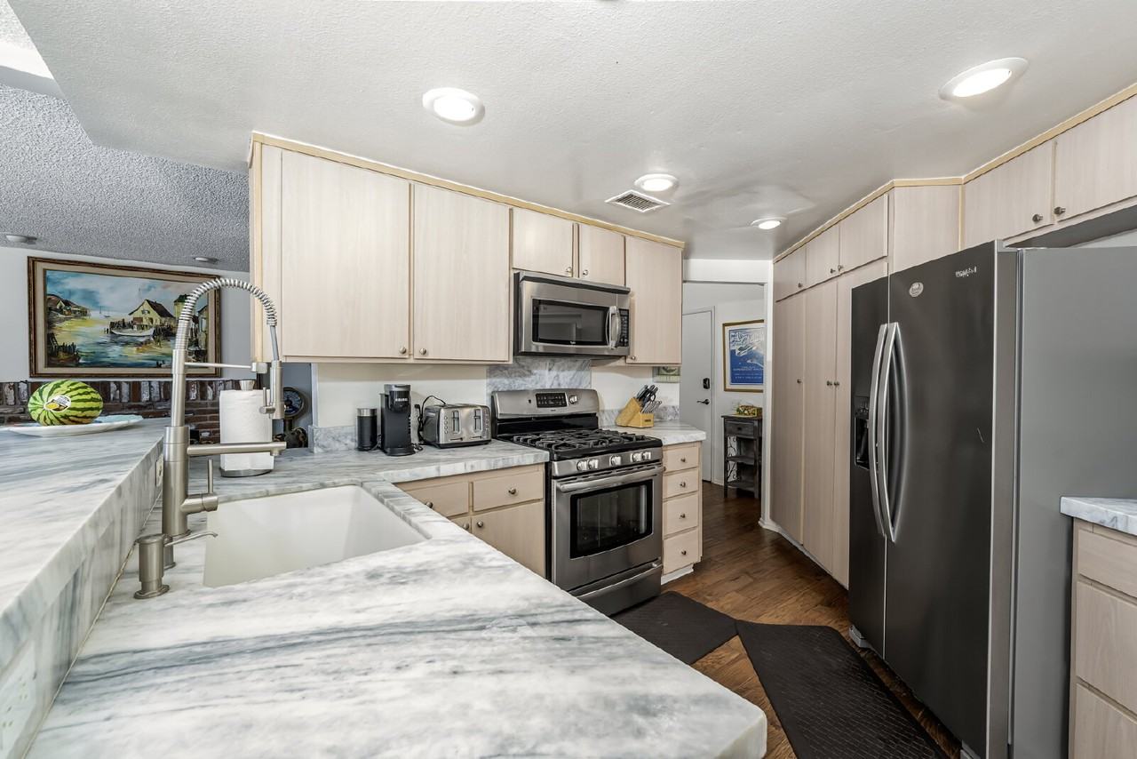 805 N Bay Front - Photo 7 of 50