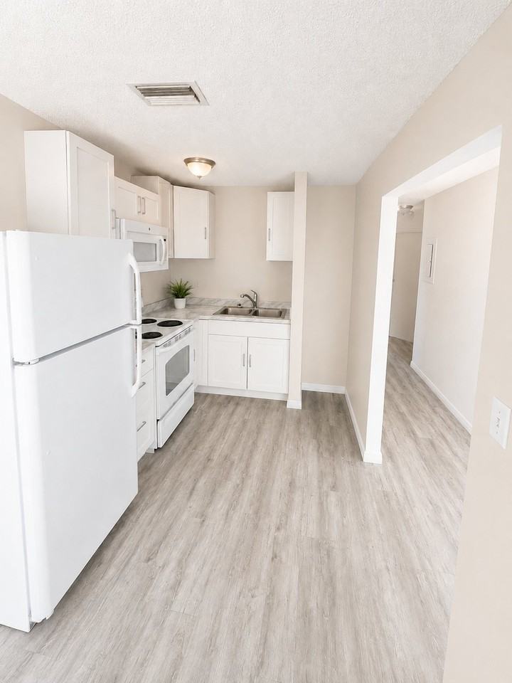 2381 Leon Ave - Photo 5 of 8
