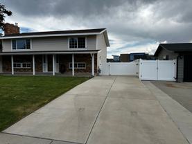 1102 E Sleepy Hollow Ln - Photo 1 of 1