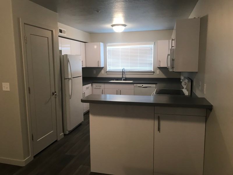 570 S Main St - Photo 4 of 8