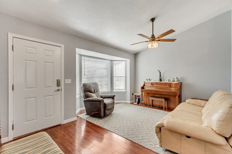 5943 Genoa Ln - Photo 3 of 34
