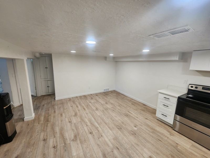 1061 20th St - Photo 4 of 8