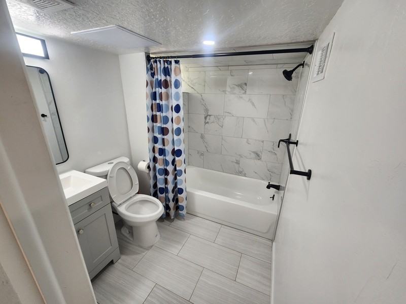1061 20th St - Photo 5 of 8
