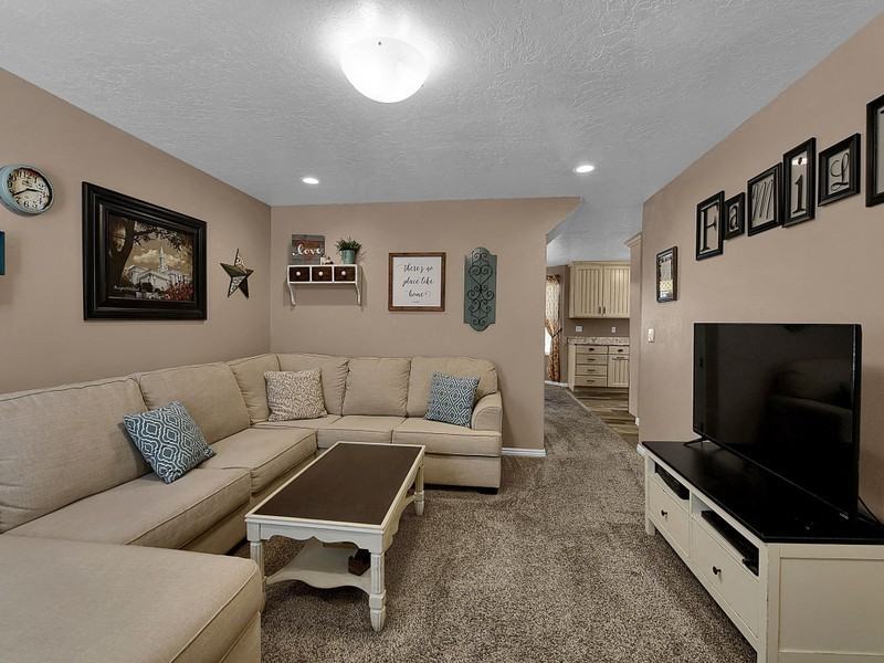 256 N Bliss Ct - Photo 4 of 19