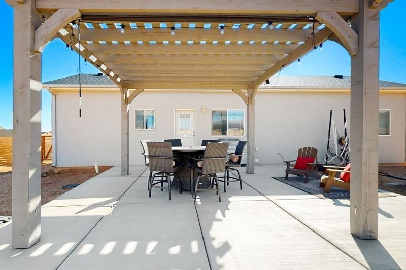 1030 S Canyon Ave - Photo 2 of 21
