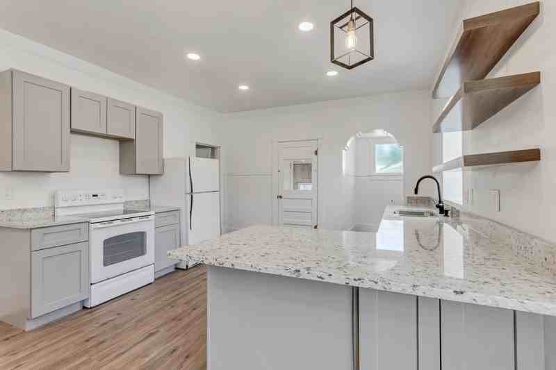 462 31st St - Photo 4 of 6