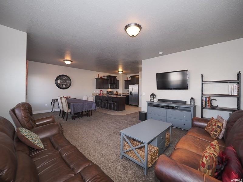 1646 N Venetian Way - Photo 4 of 24
