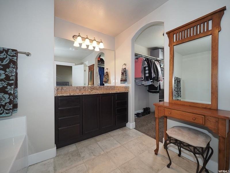1646 N Venetian Way - Photo 7 of 24