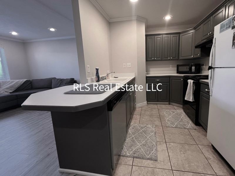 1541 N Riverside Ave #15 - Photo 2 of 15