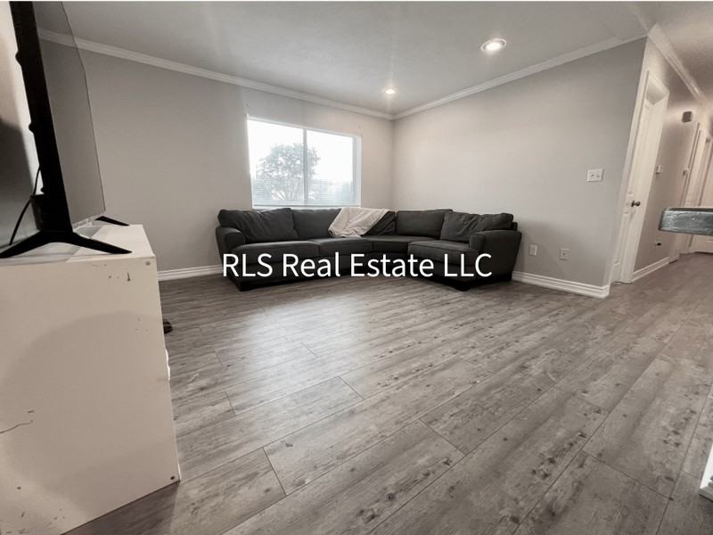 1541 N Riverside Ave #15 - Photo 3 of 15
