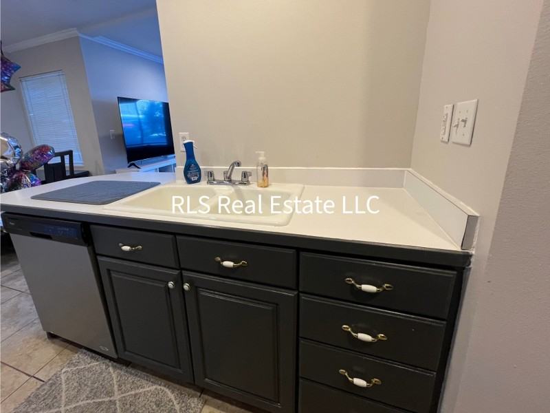 1541 N Riverside Ave #15 - Photo 6 of 15