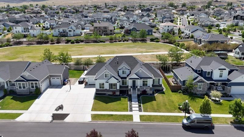 3687 S Spinnaker Bay Dr - Photo 2 of 32