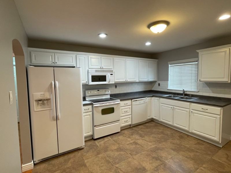 974 Egan St - Photo 4 of 11