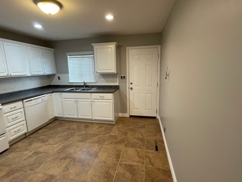 974 Egan St - Photo 5 of 11