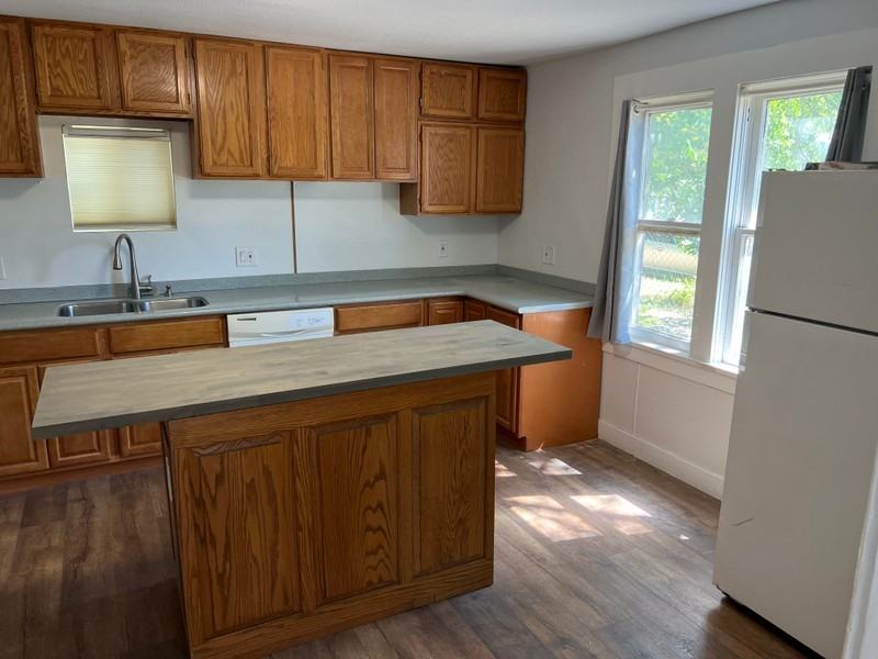 589 E St - Photo 2 of 18