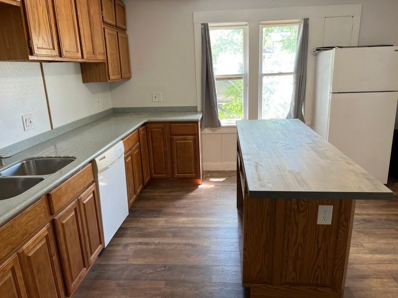 589 E St - Photo 3 of 18