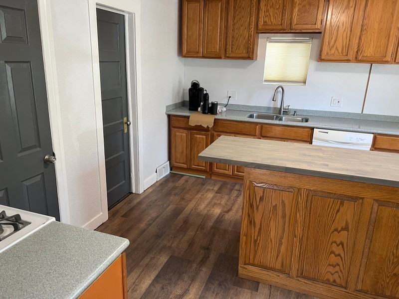 589 E St - Photo 4 of 18