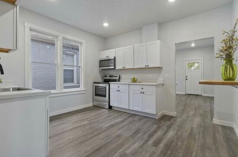 322 30th St - Photo 2 of 10