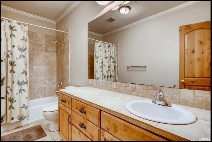 8934 N Pine Hollow Dr - Photo 2 of 6