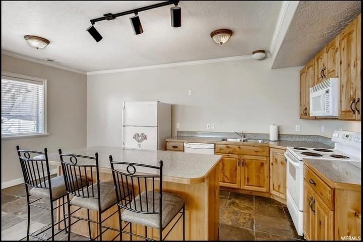 8934 N Pine Hollow Dr - Photo 3 of 6