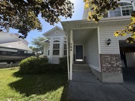 featured image of 704 Country Club Dr