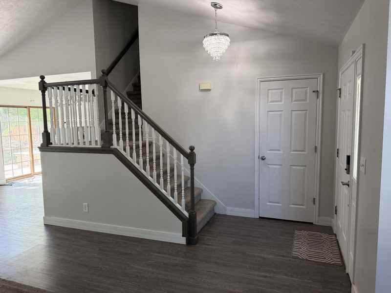704 Country Club Dr - Photo 4 of 39