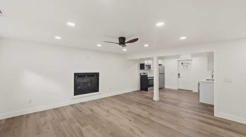 9073 S Elmhearst Dr - Photo 5 of 17