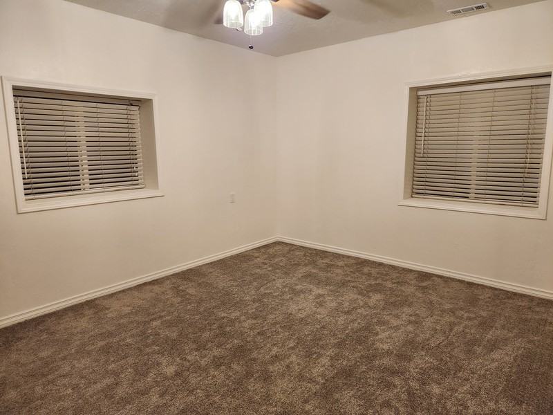 960 S Main St - Photo 5 of 8