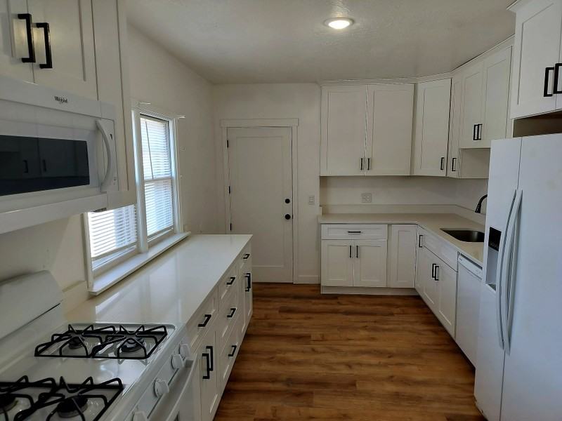 220 E Greenwood Ave - Photo 7 of 20