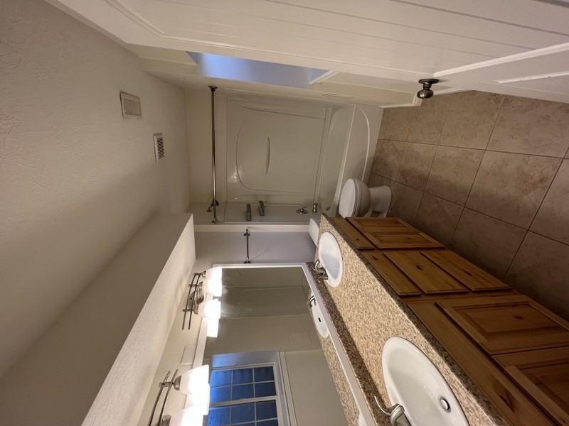 1035 Wn - Photo 3 of 16