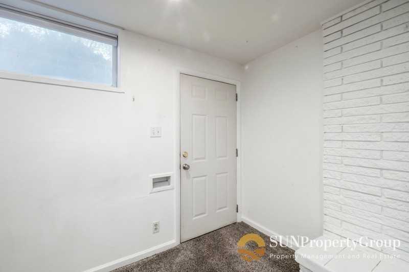 930 Se - Photo 2 of 12
