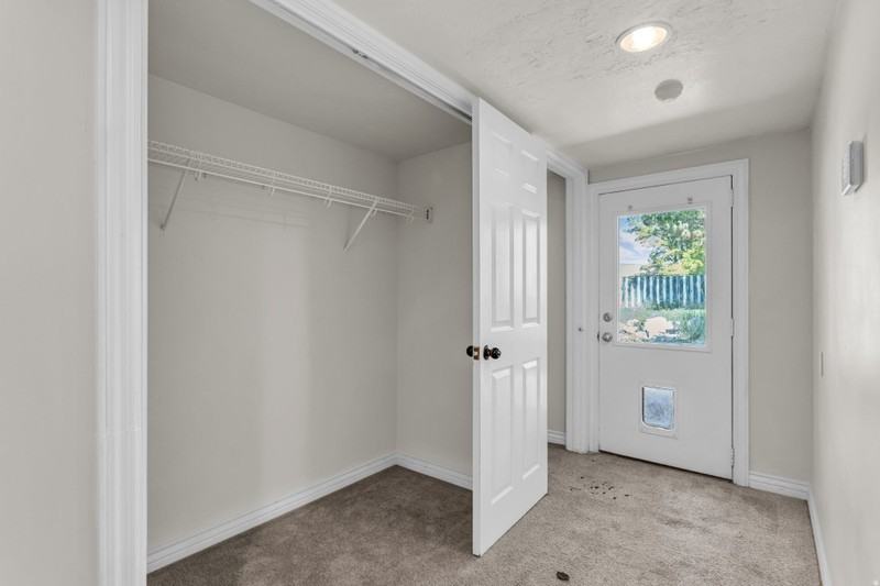 1035 Hillcrest Dr - Photo 2 of 12