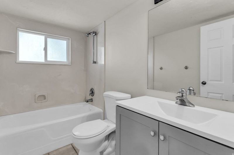 1035 Hillcrest Dr - Photo 3 of 12