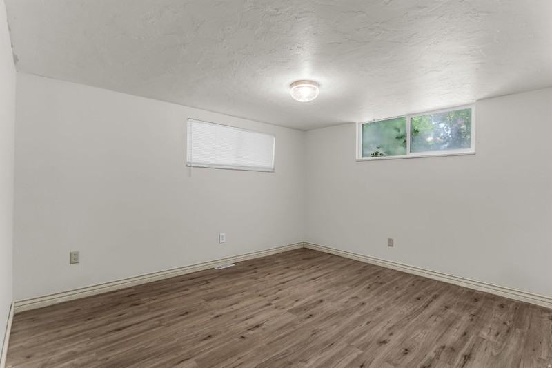 1035 Hillcrest Dr - Photo 4 of 12