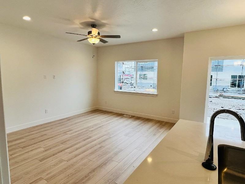 886 E St - Photo 2 of 12