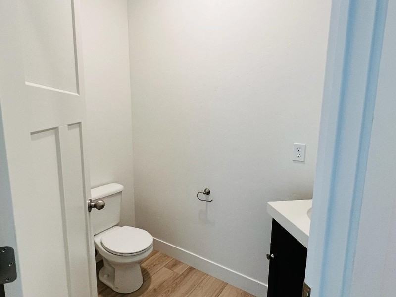 886 E St - Photo 3 of 12