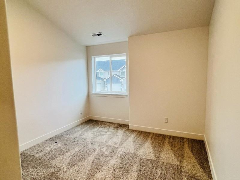 886 E St - Photo 4 of 12