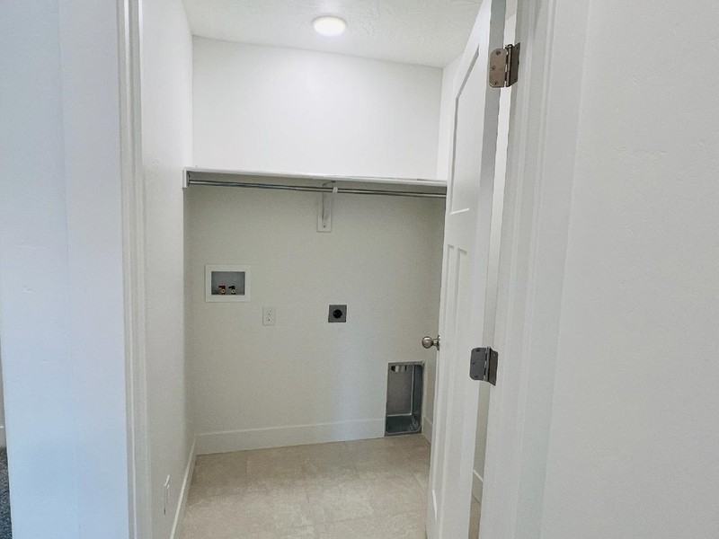 886 E St - Photo 5 of 12
