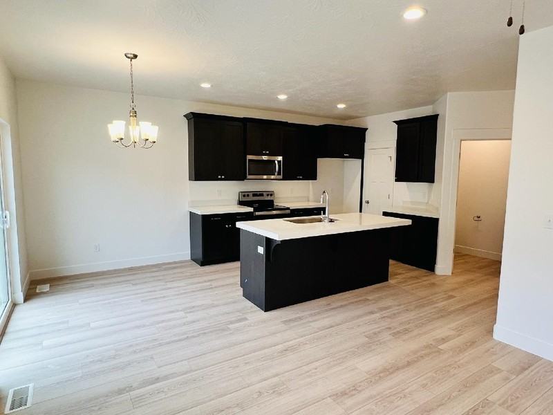 886 E St - Photo 7 of 12
