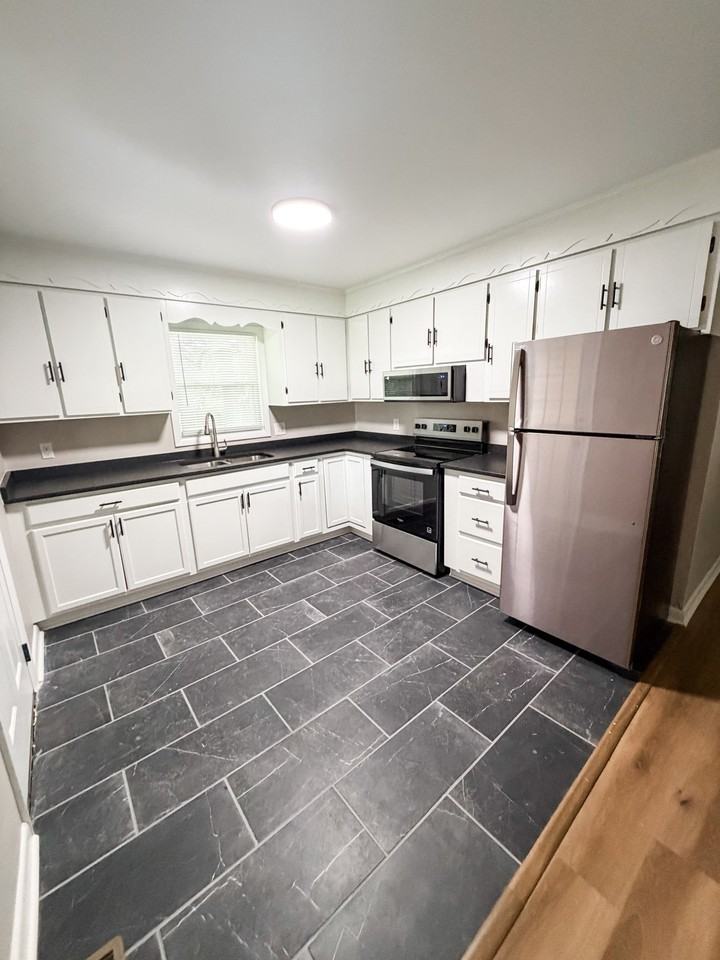227 Hunt St - Photo 3 of 12