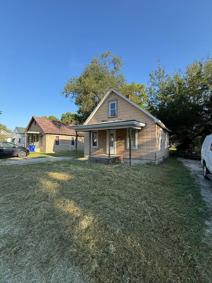 1286 E Vanderhoof St - Photo 3 of 20