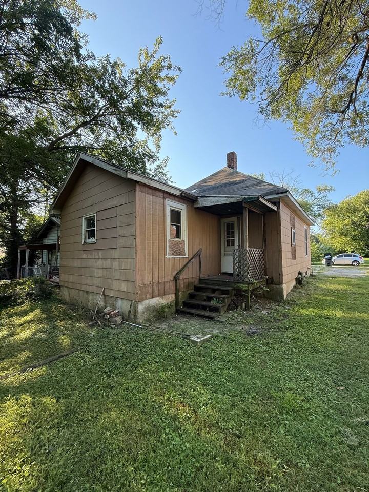 1286 E Vanderhoof St - Photo 4 of 20