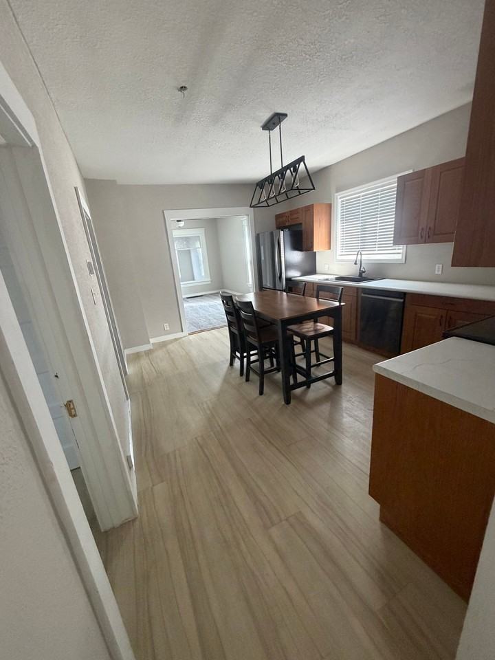 502 N Broadway St - Photo 3 of 8
