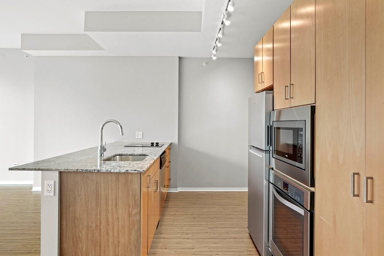 183 E Illinois St - Photo 3 of 10