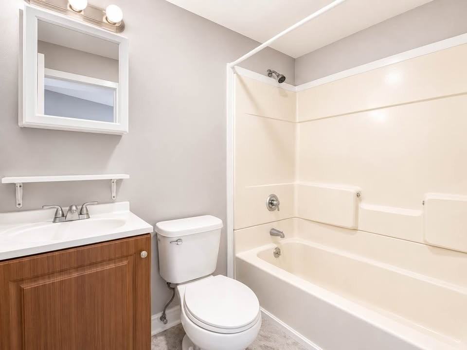 656 N High St - Photo 3 of 10