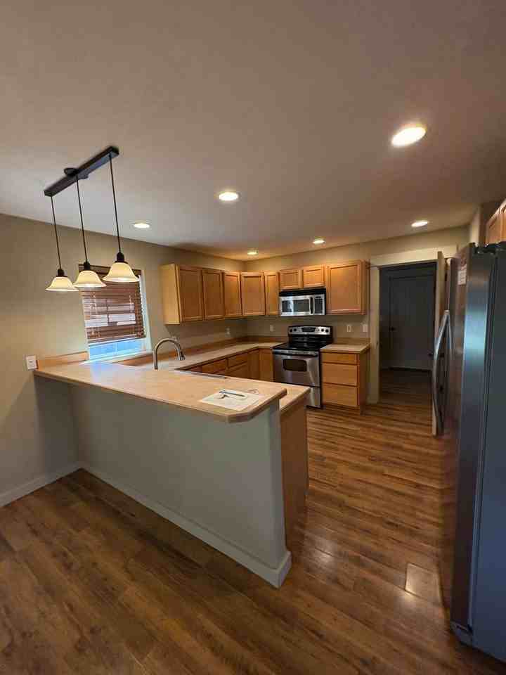 1091 N 14th Ave - Photo 3 of 17