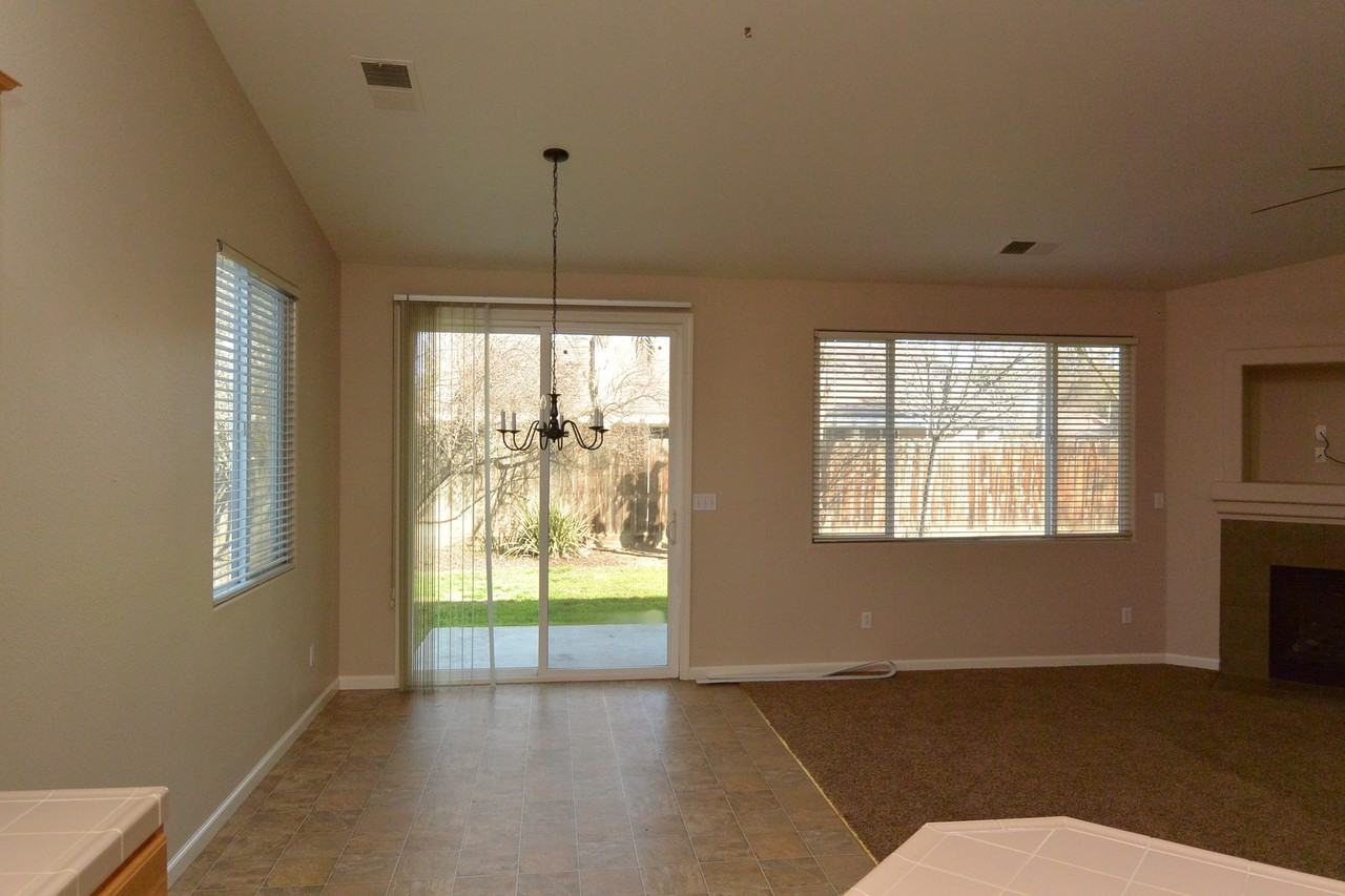 6102 W Seeger Ct - Photo 4 of 14