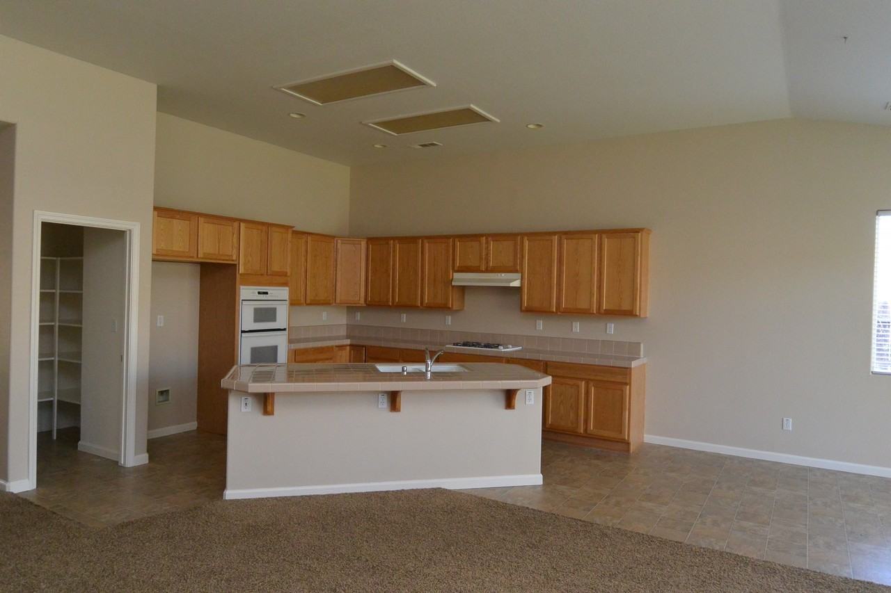 6102 W Seeger Ct - Photo 6 of 14